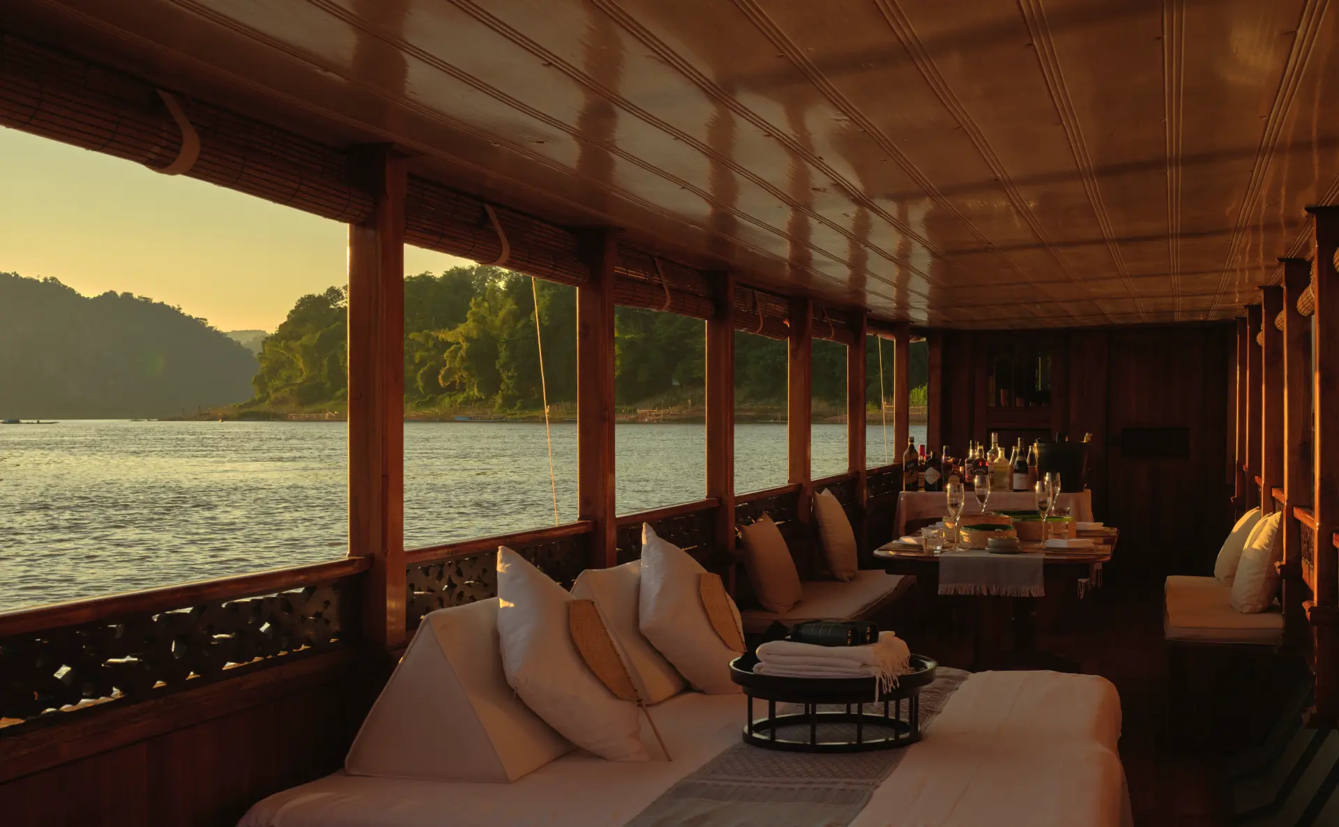 Sunset cruise på Amantaka i Laos