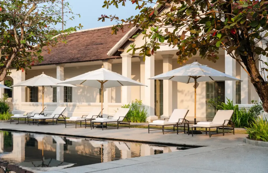 Pool med liggestole på Amantaka i Laos