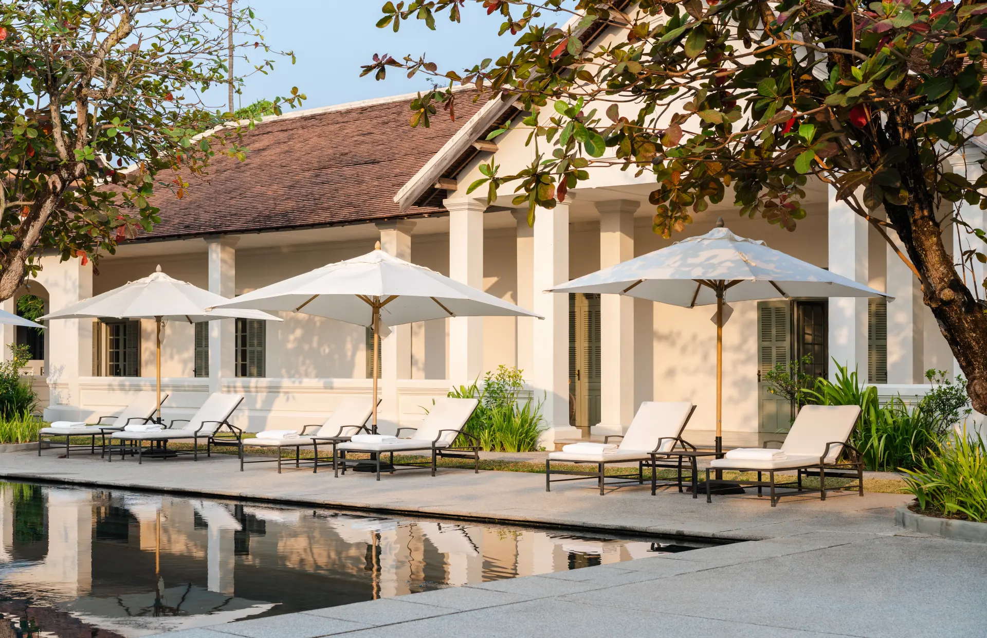 Pool med liggestole på Amantaka i Laos