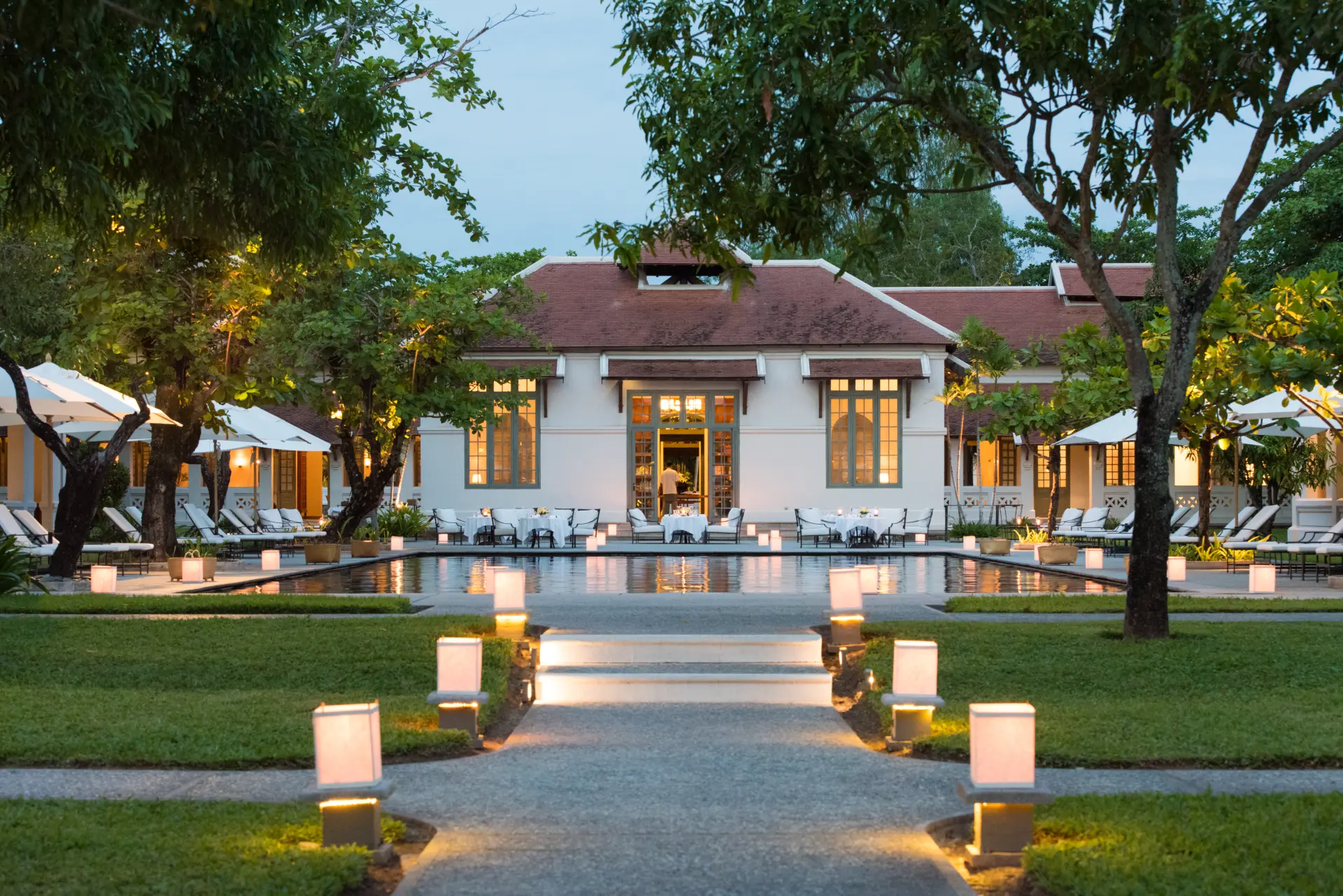 Poolside dinner ved poolen på Amantaka i Laos