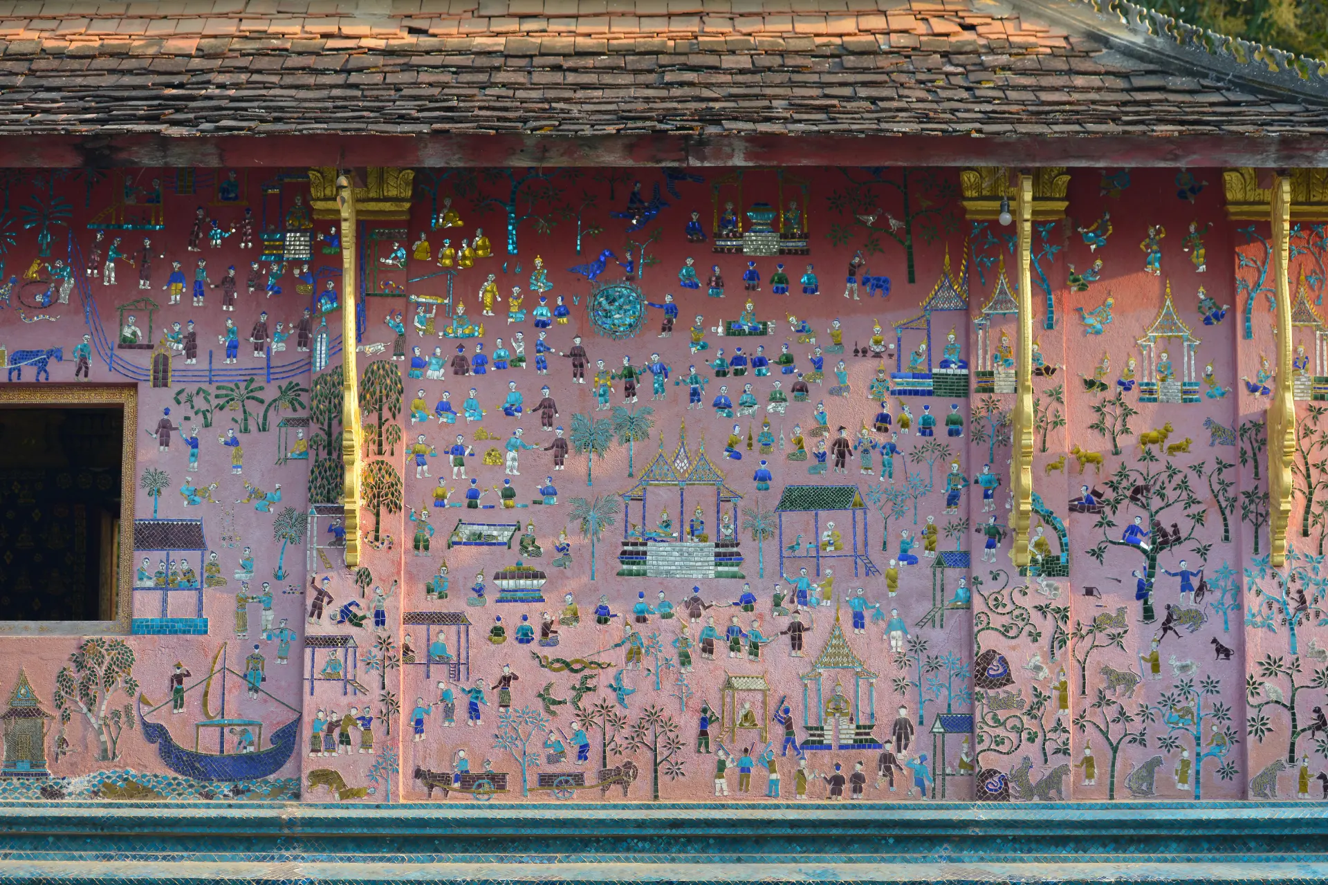 Det smukt dekorerede tempel, Wat Xieng Thong i Luang Prabang, Laos