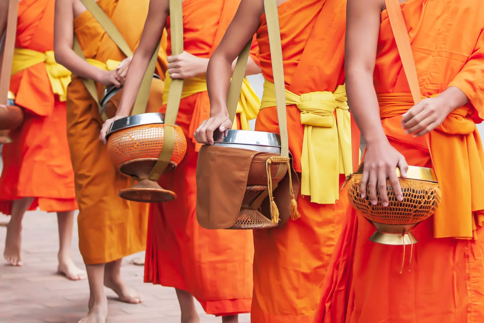 Munke på almissegang i Laos