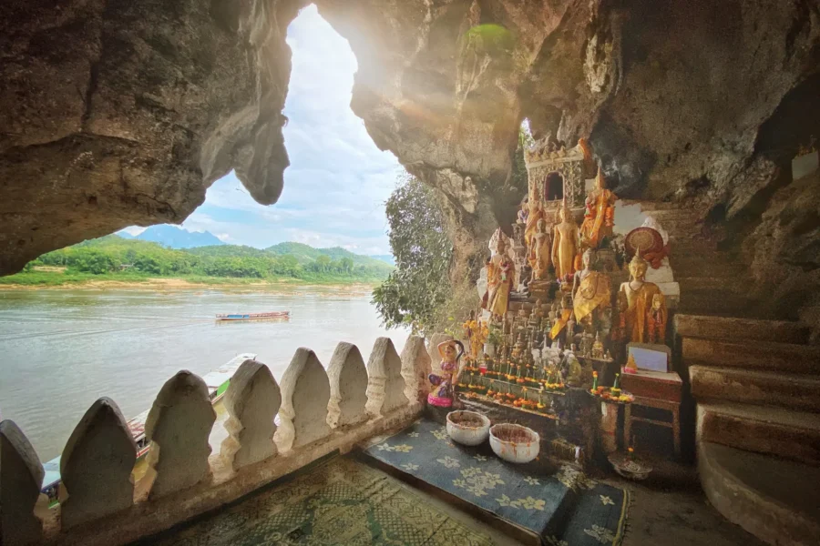 Buddha figurer i Pak Ou grotten ved Mekong-floden i Laos