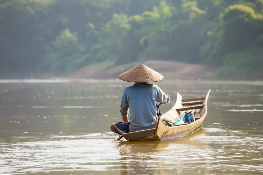 Lille båd på den store Mekong-flod i Laos