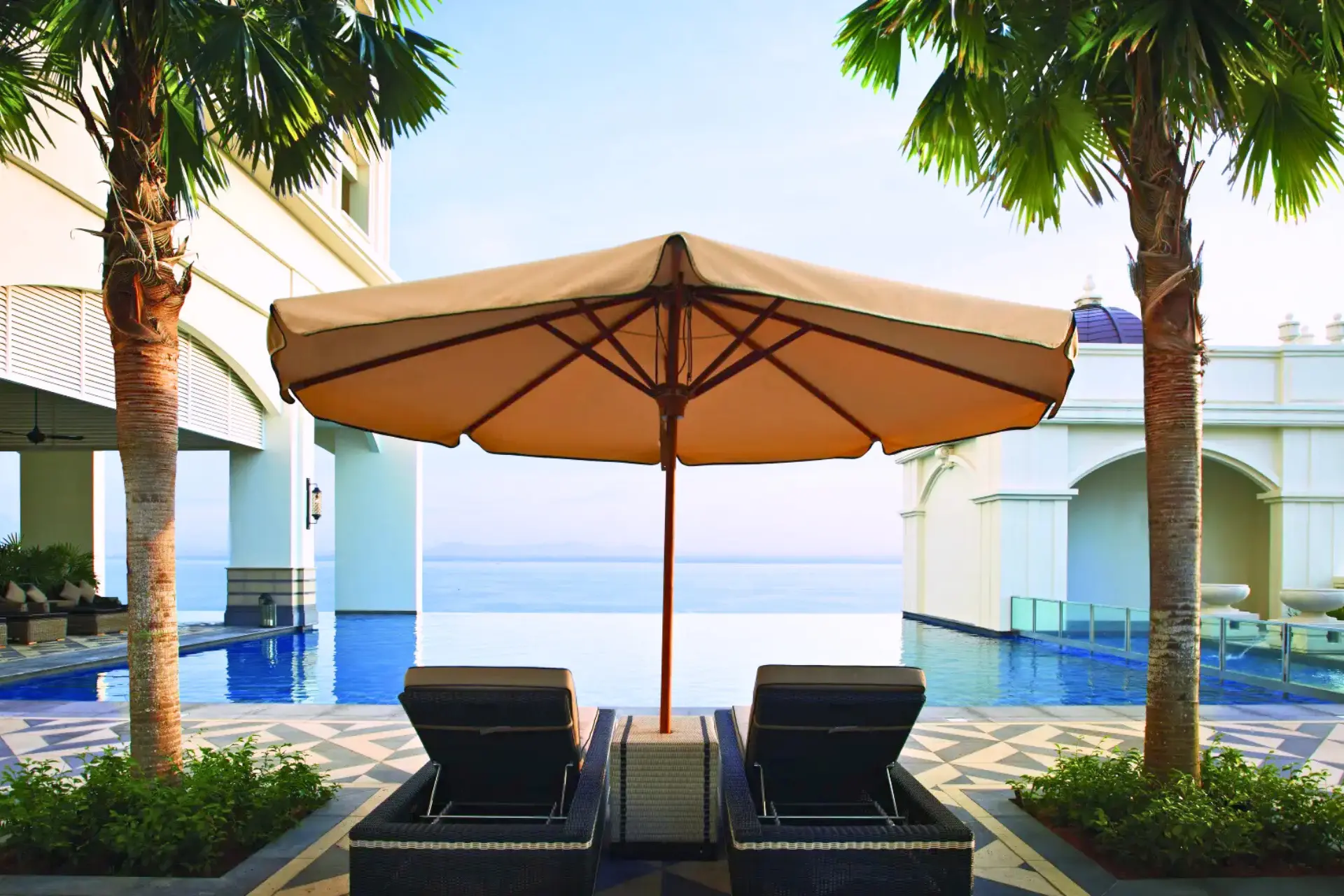 Poolområde på Eastern & Oriental Hotel i Penang, Malaysia