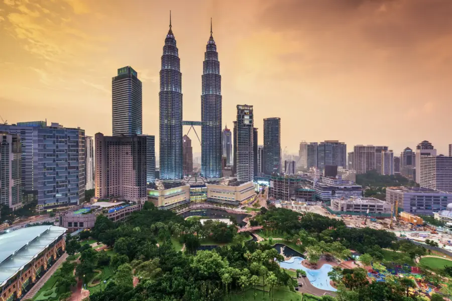 Kuala Lumpur - skyskrabere og park, Malaysia
