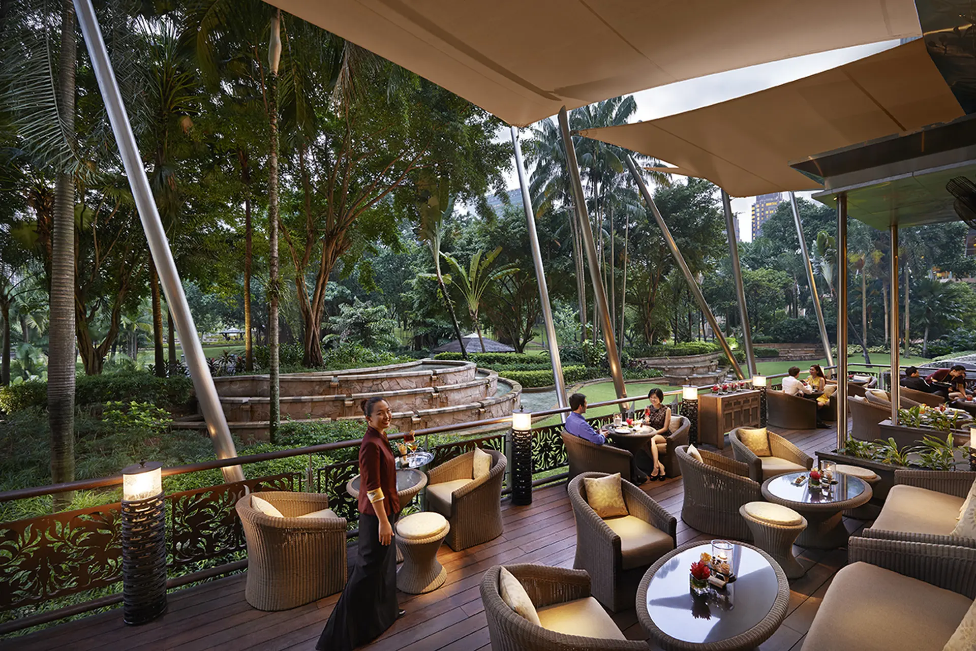 Udendørs restaurant på Mandarin Oriental Kuala Lumpur i Malaysia