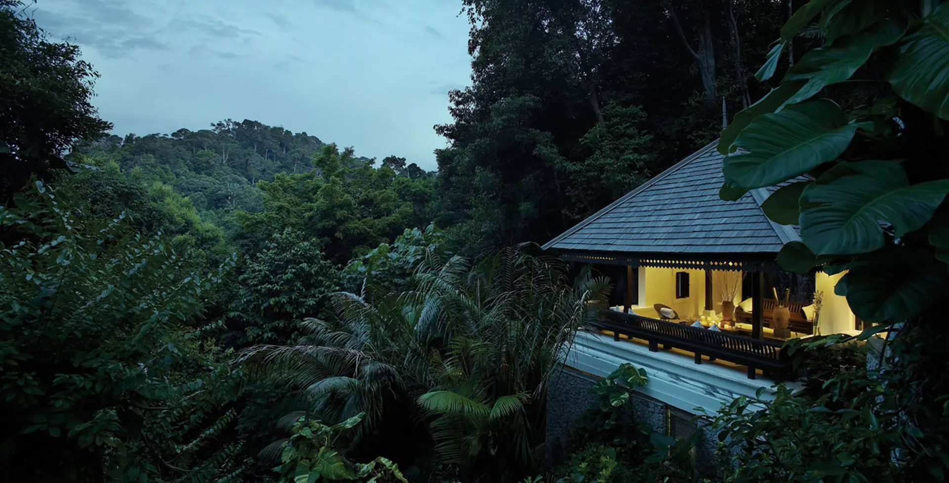 Villa udenfra om aftenen på Pangkor Laut i Malaysia