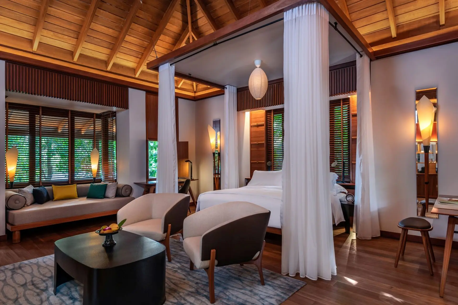 Rainforest villa stue og seng på The Datai Langkawi i Malaysia