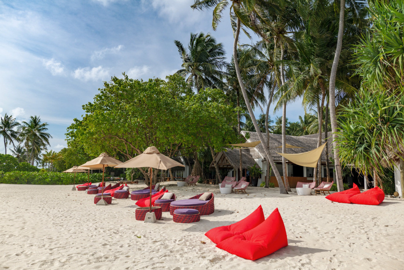 The Emperor Beach Club på Amilla Maldives Resort, Maldiverne