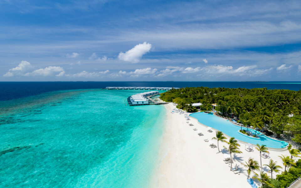 Strand og pool på Amilla Maldives Resort, Maldiverne