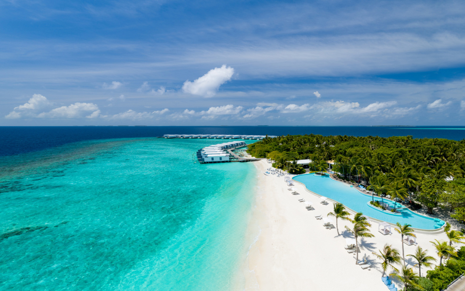 Strand og pool på Amilla Maldives Resort, Maldiverne