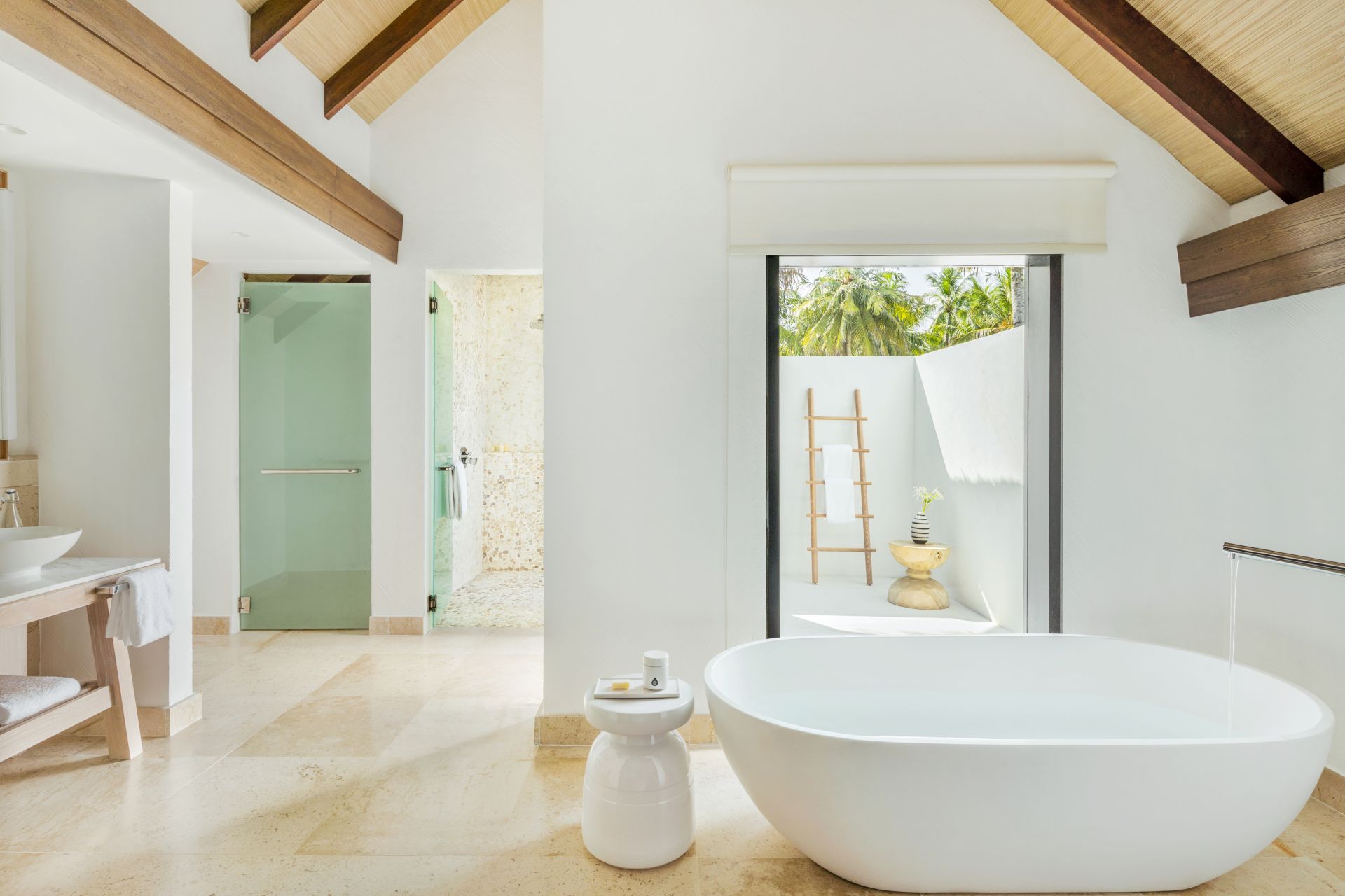 Badeværelset i et 2-vær. Beach House på COMO Maalifushi, Maldiverne