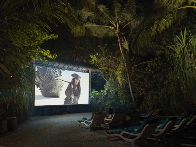 Se film under åben himmel i deres udendørs biograf på Gili Lankanfushi, Maldiverne