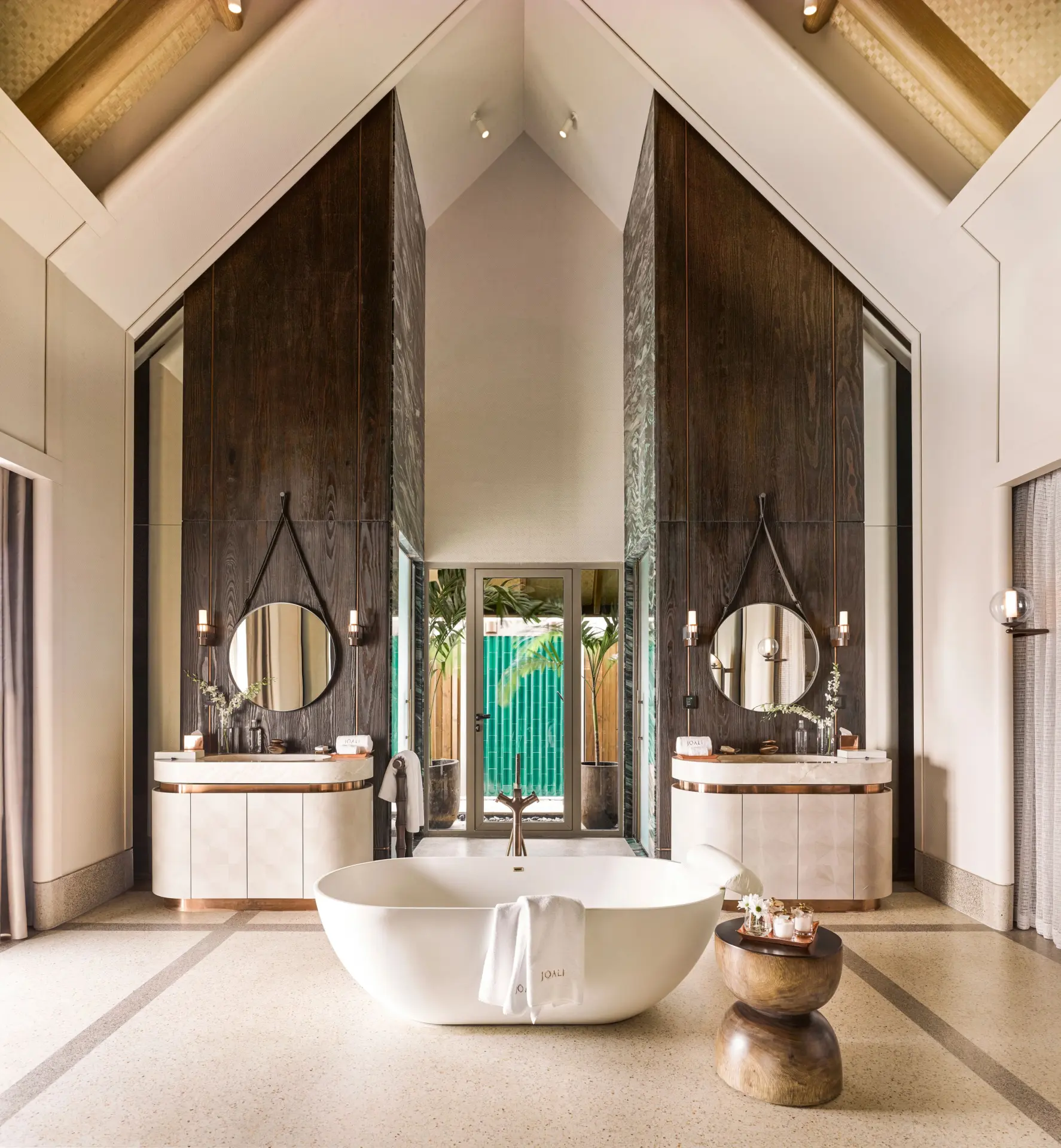 Badeværelset i en Water Villa med pool på Joali Maldives, Maldiverne