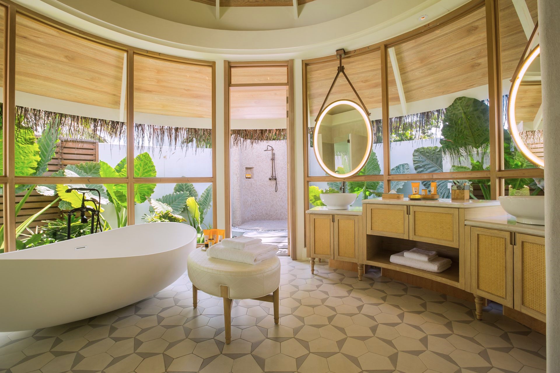 Badeværelset i en Beach Pool Villa på Milaidhoo Maldives, Maldiverne