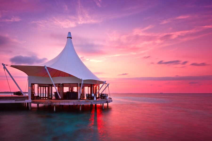 Restaurant Edge ved solnedgang på Niyama Private Islands Maldives, Maldiverne