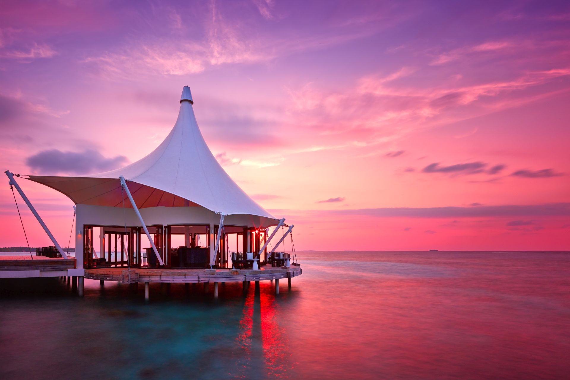 Restaurant Edge ved solnedgang på Niyama Private Islands Maldives, Maldiverne