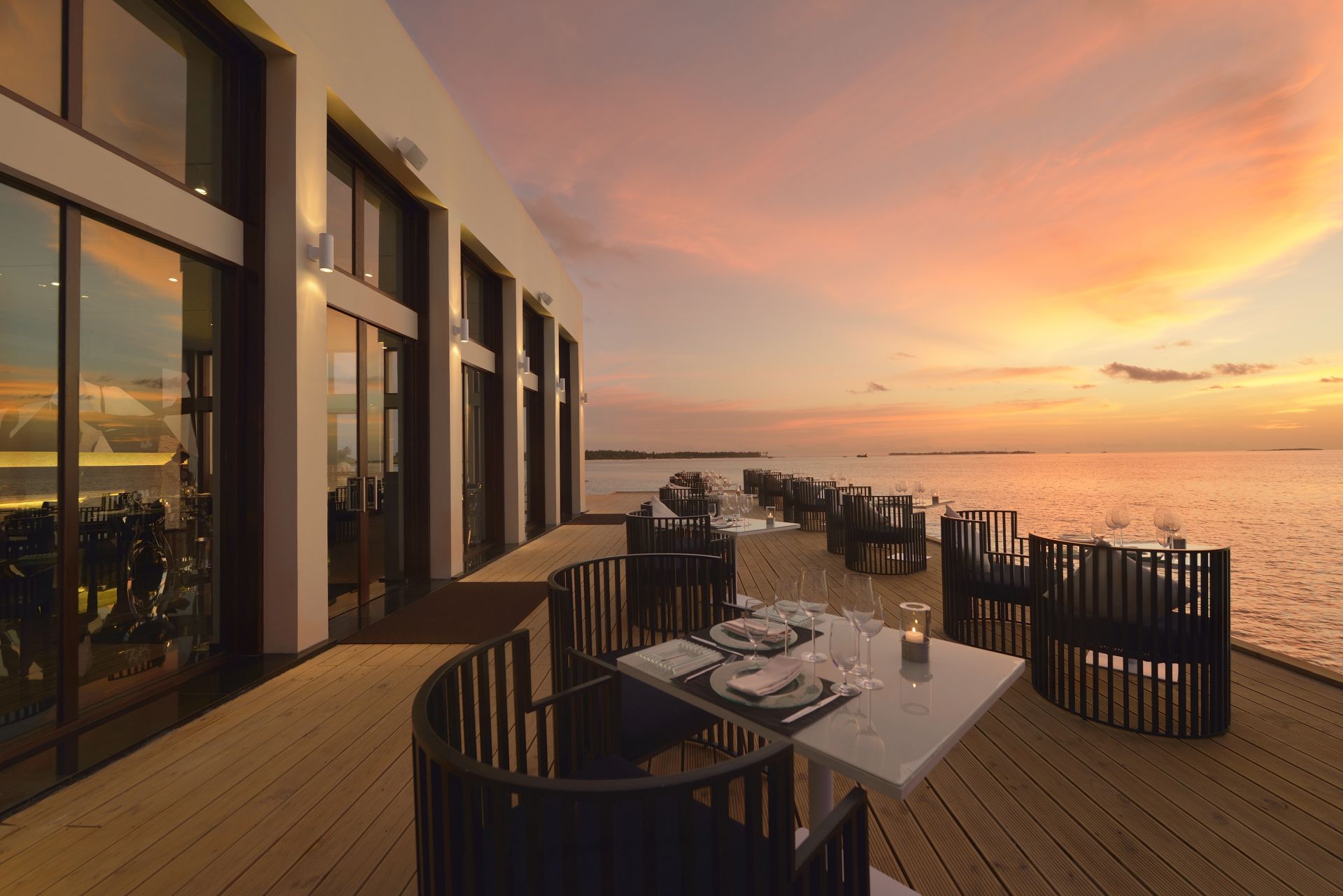 Restaurant Edge ved solnedgang på Niyama Private Islands Maldives, Maldiverne