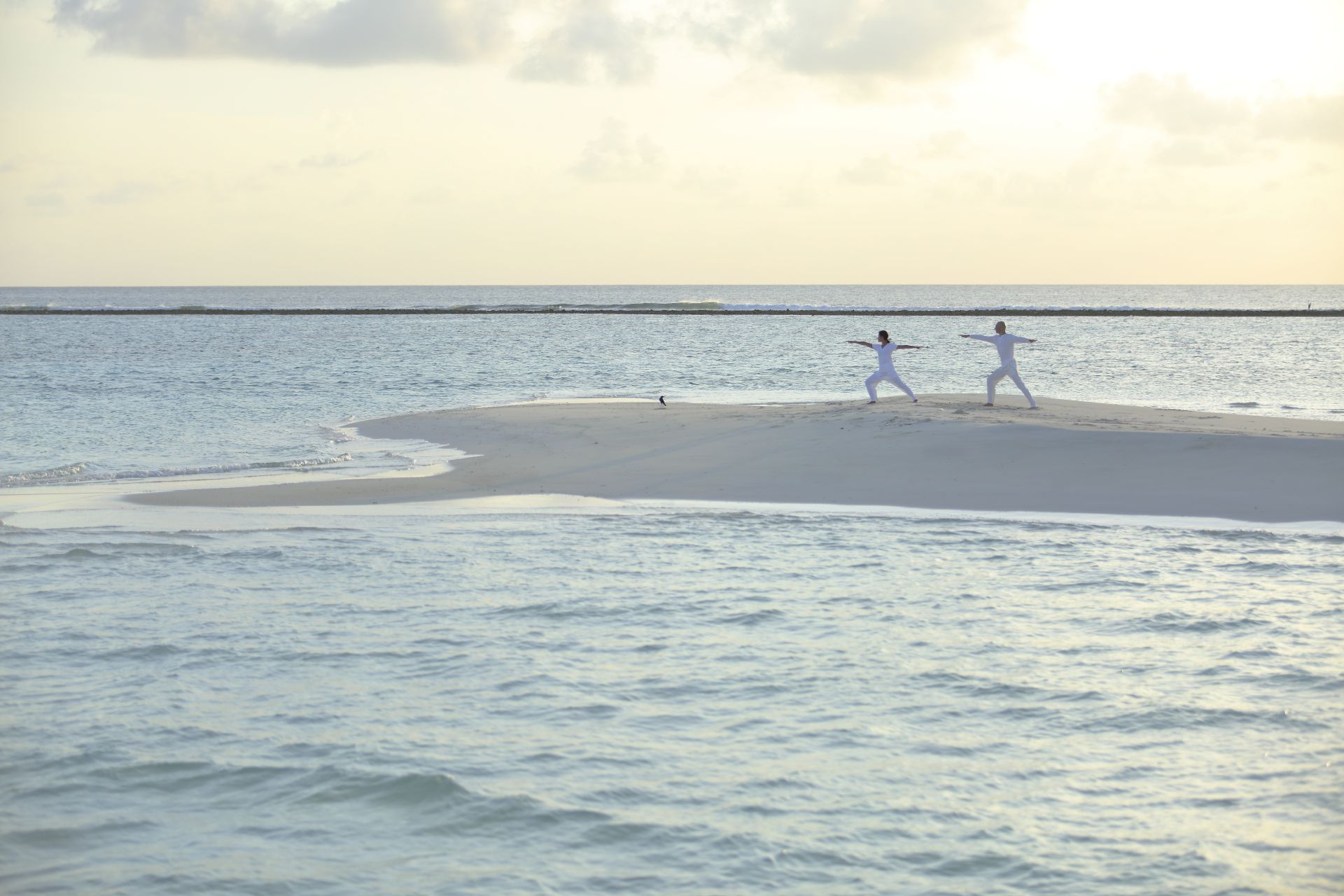 Yoga på stranden på Soneva Jani, Maldiverne