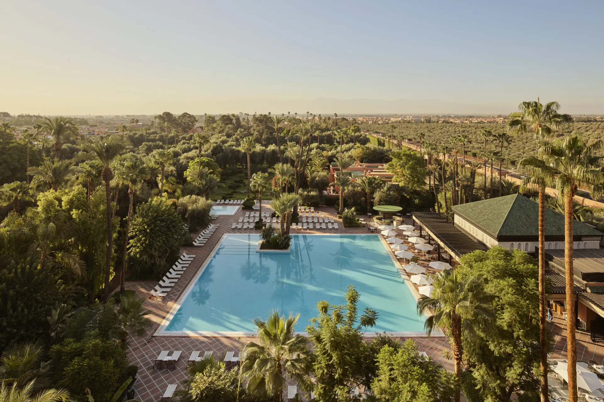 Udsigt ud over poolområdet på La Mamounia i Marrakech, Marokko