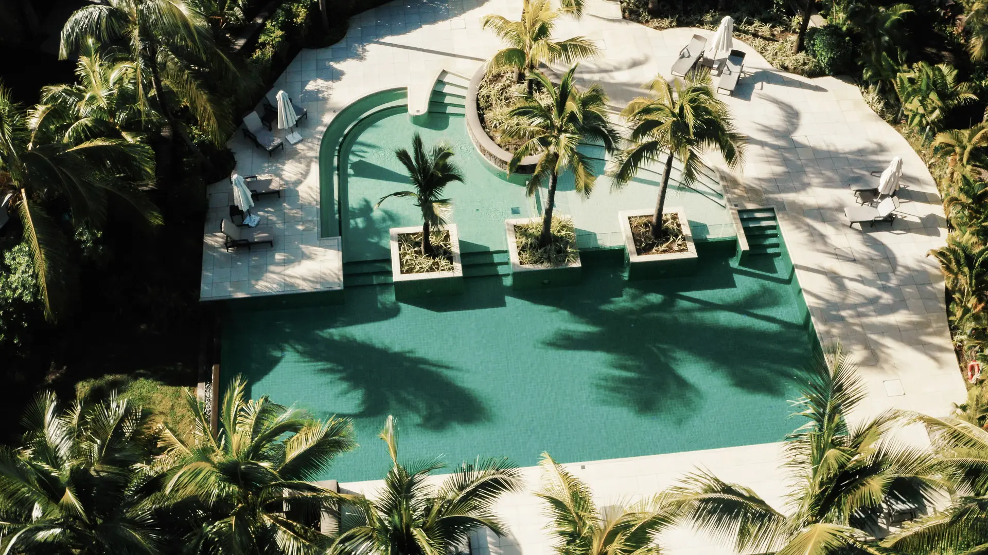 Pool med liggestole på Anahita Golf & Spa Resort, Mauritius