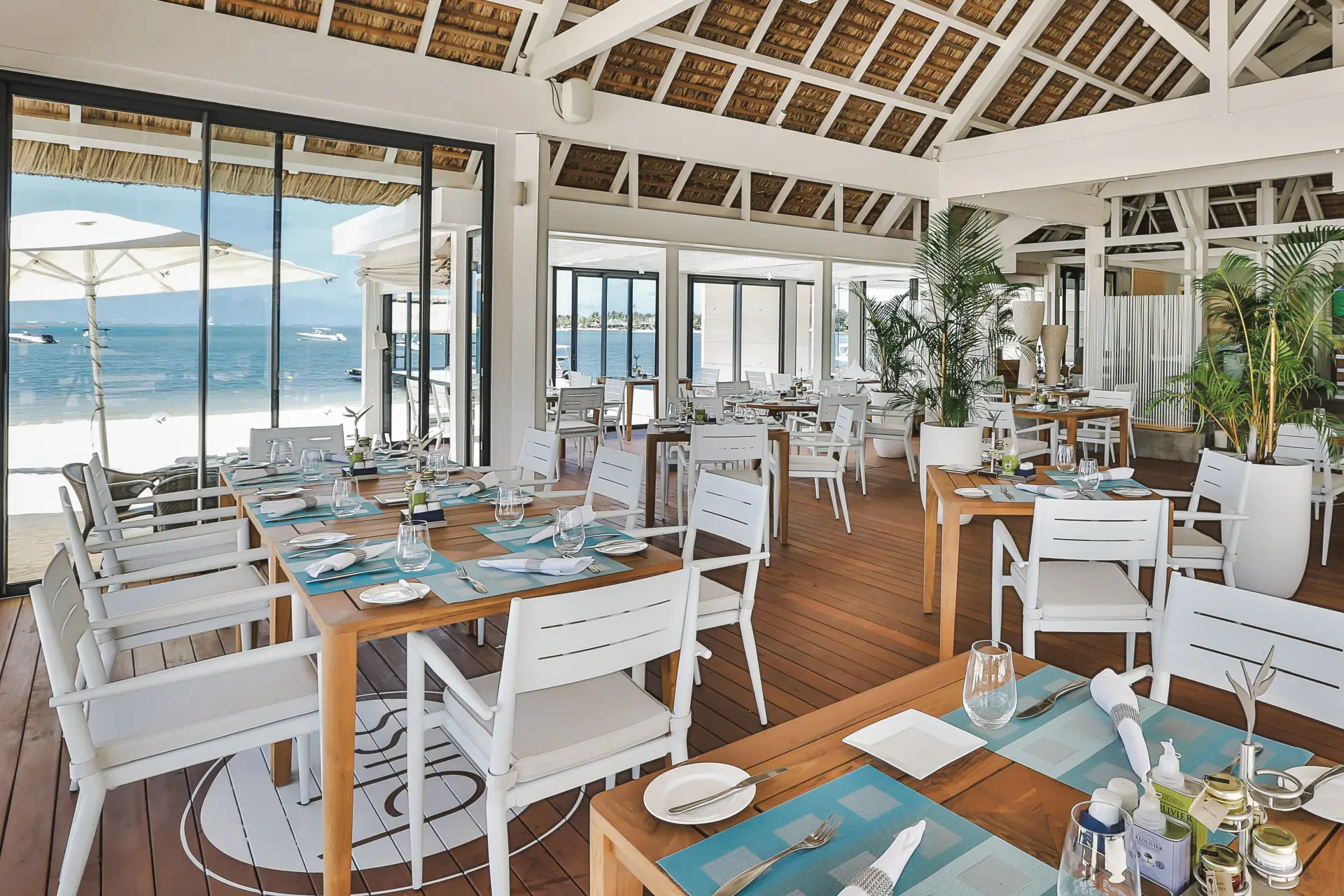 Restaurant ved vandet på Anahita Golf & Spa Resort, Mauritius