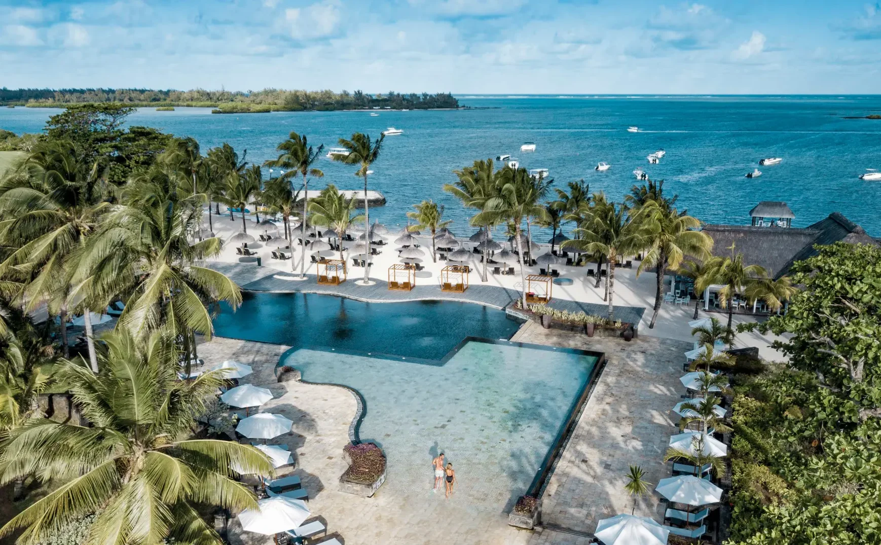 Poolområde ved stranden på Anahita Golf & Spa Resort, Mauritius