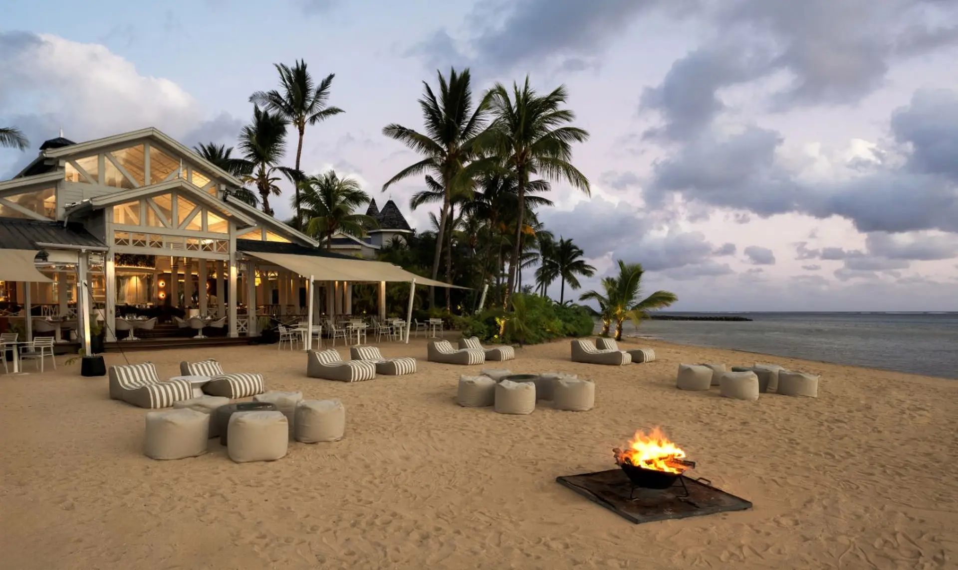 Strandlounge og bål på Heritage Le Telfair Golf og Wellness Resort, Mauritius