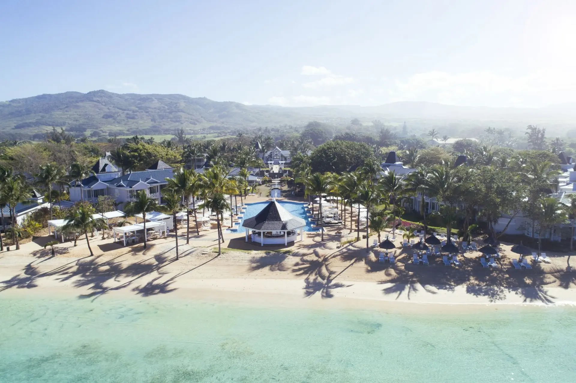 Luftfoto af resortets pool og strandbar ved vandet på Heritage Le Telfair Golf og Wellness Resort, Mauritius