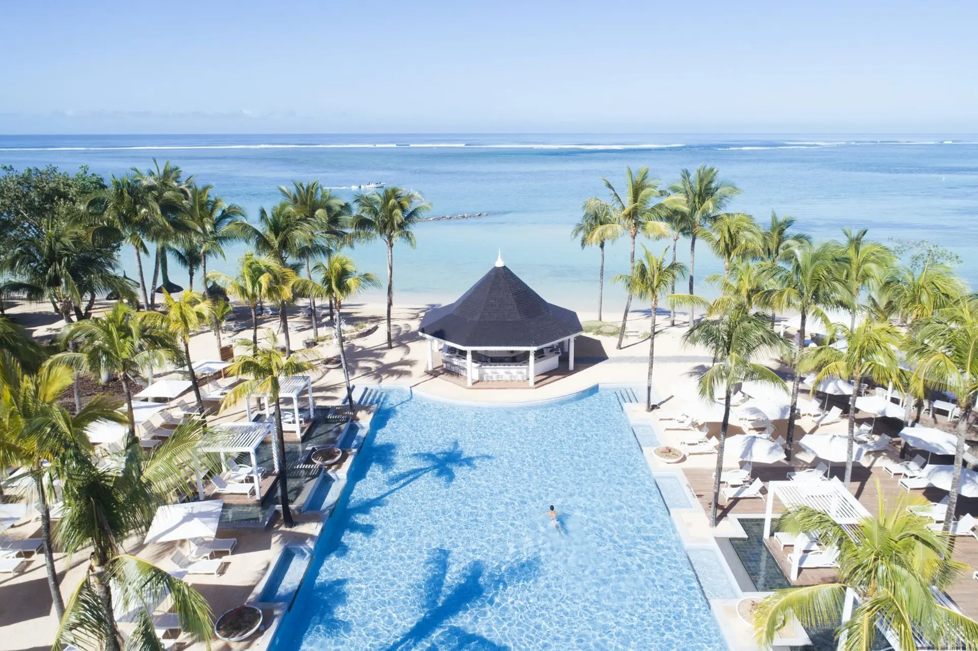 Pool og strandbar ved vandet på Heritage Le Telfair Golf og Wellness Resort, Mauritius
