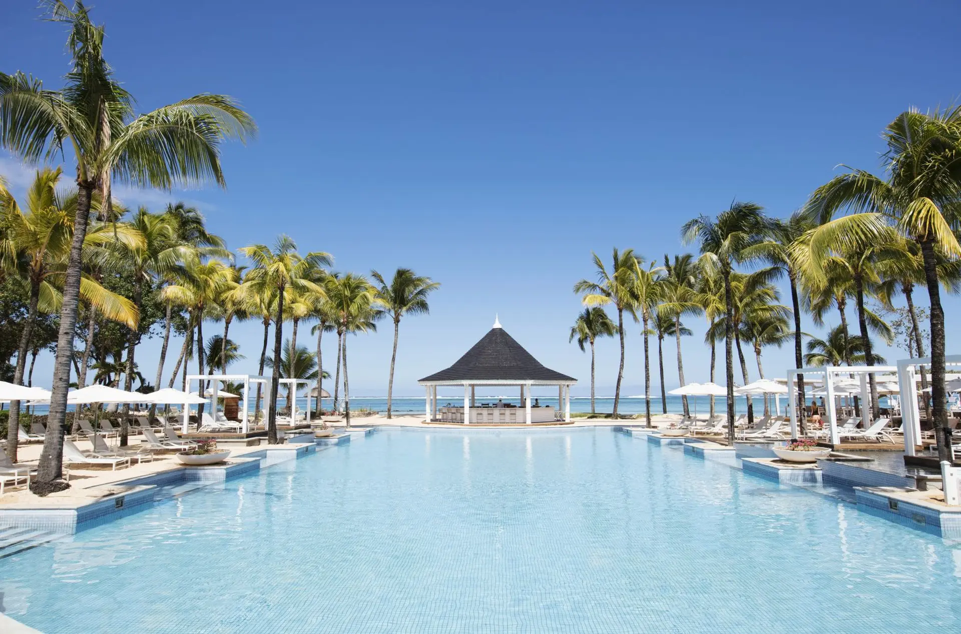 Pool og strandbar på Heritage Le Telfair Golf og Wellness Resort, Mauritius