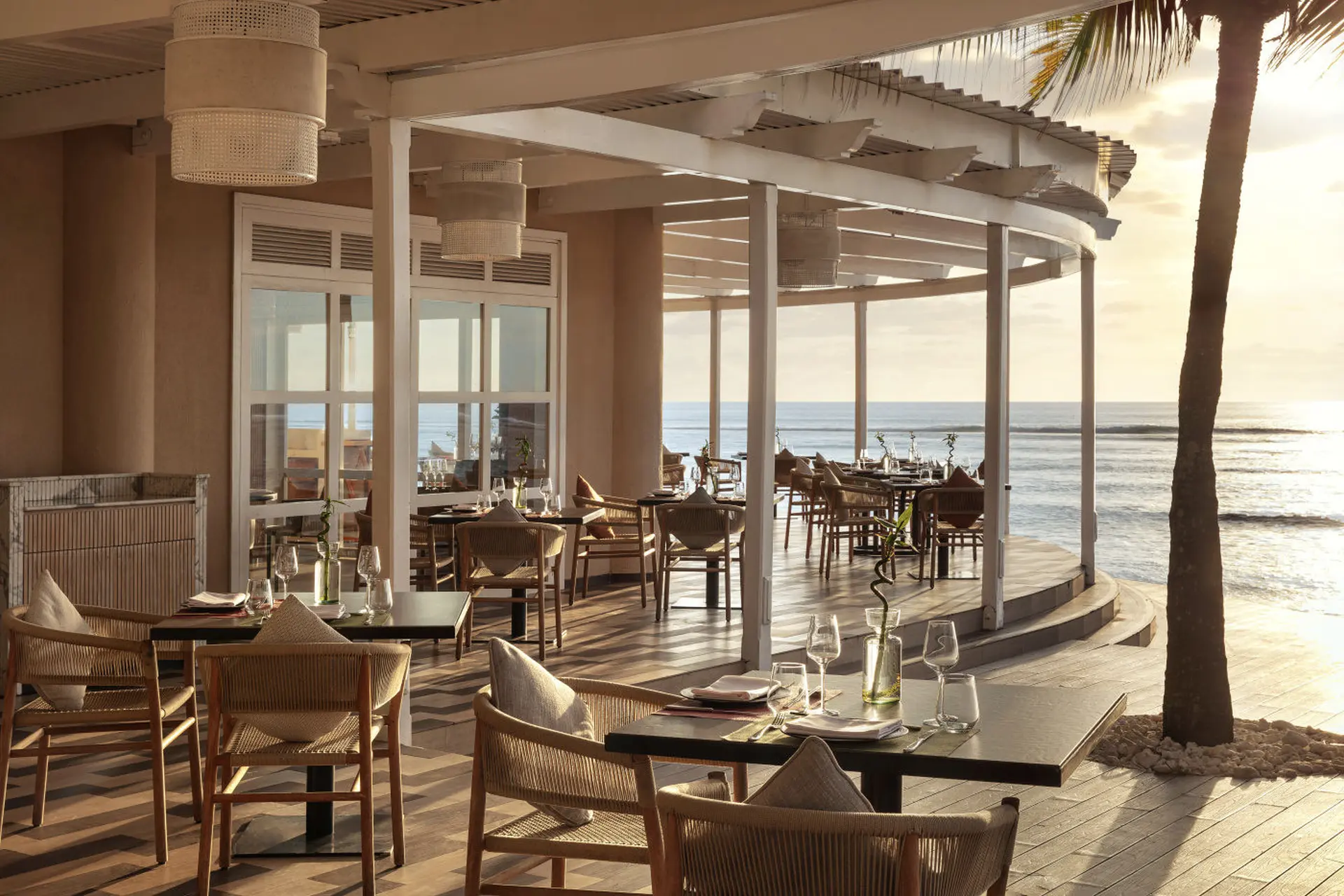 Nyd solnedgangen og en vidunderlig middag på Restaurant Jade på Le Meridien Ile Maurice, Mauritius