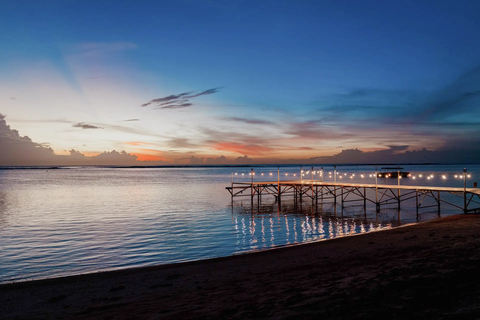Jetty og solnedgang på Maradiva Villas Resort & Spa, Mauritius