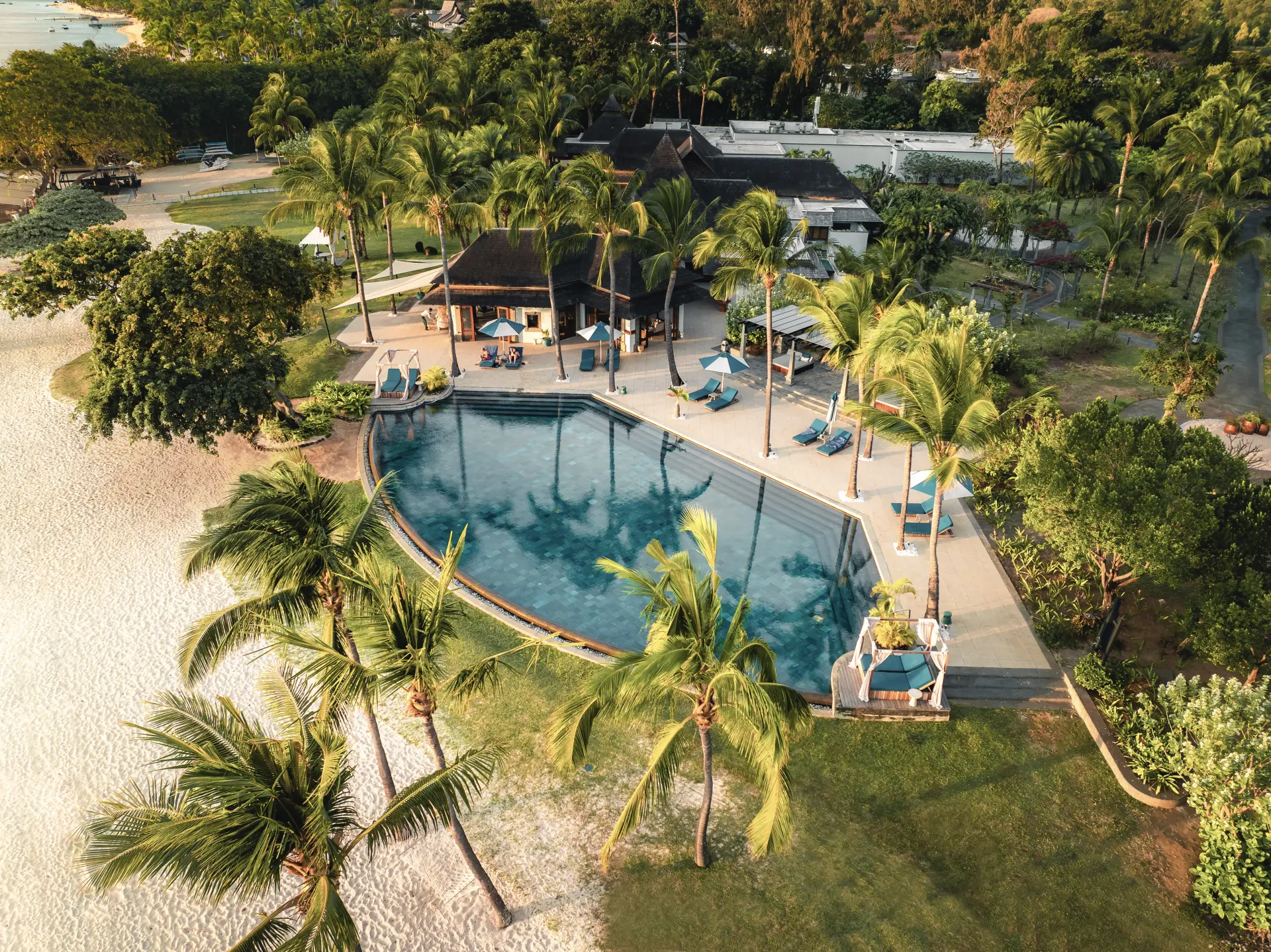 Luftfoto af infinitypool ved stranden på Maradiva Villas Resort & Spa, Mauritius