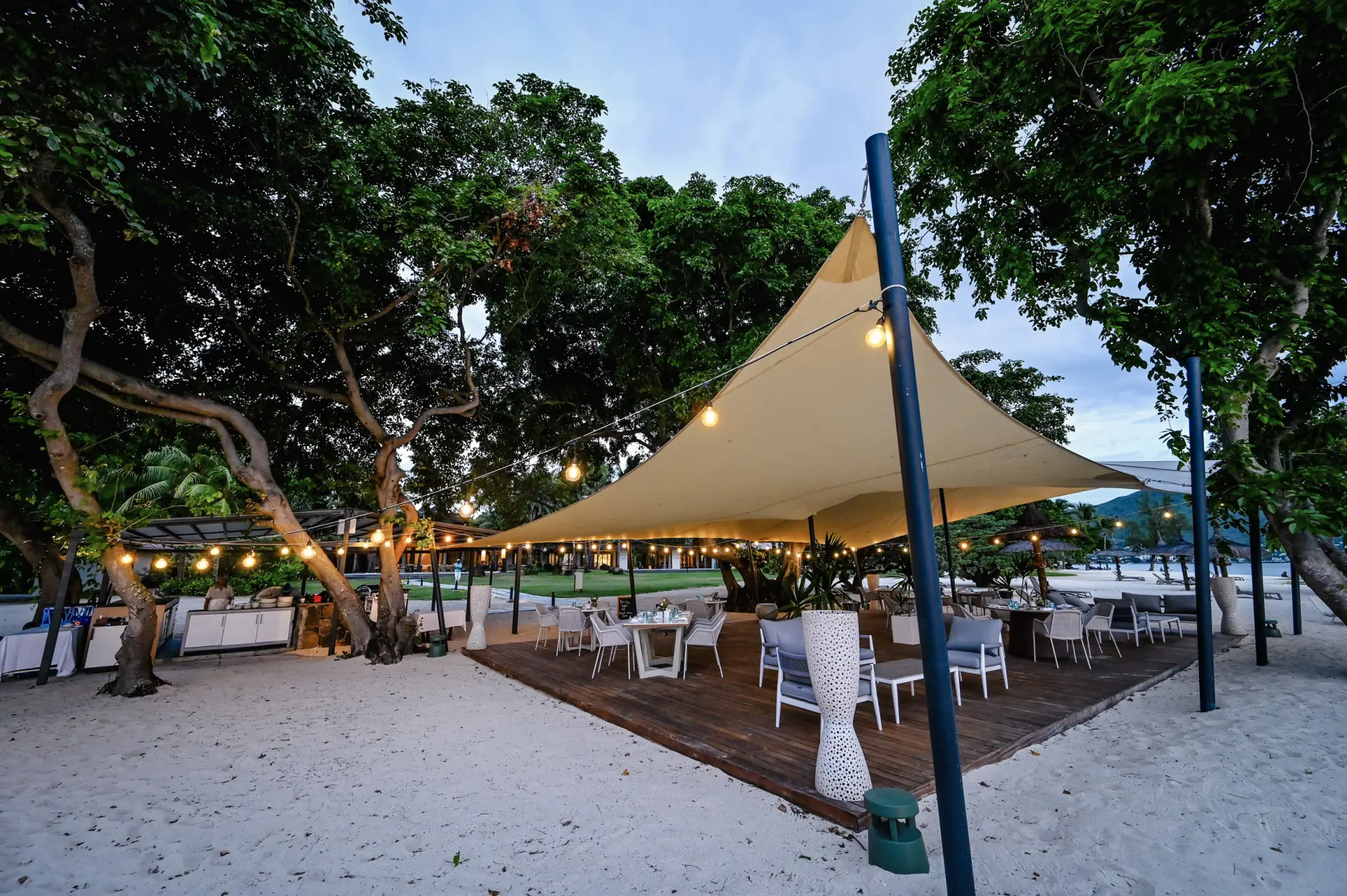 Den blå time og klar til aftensmad på restauranten ved stranden på Maradiva Villas Resort & Spa, Mauritius