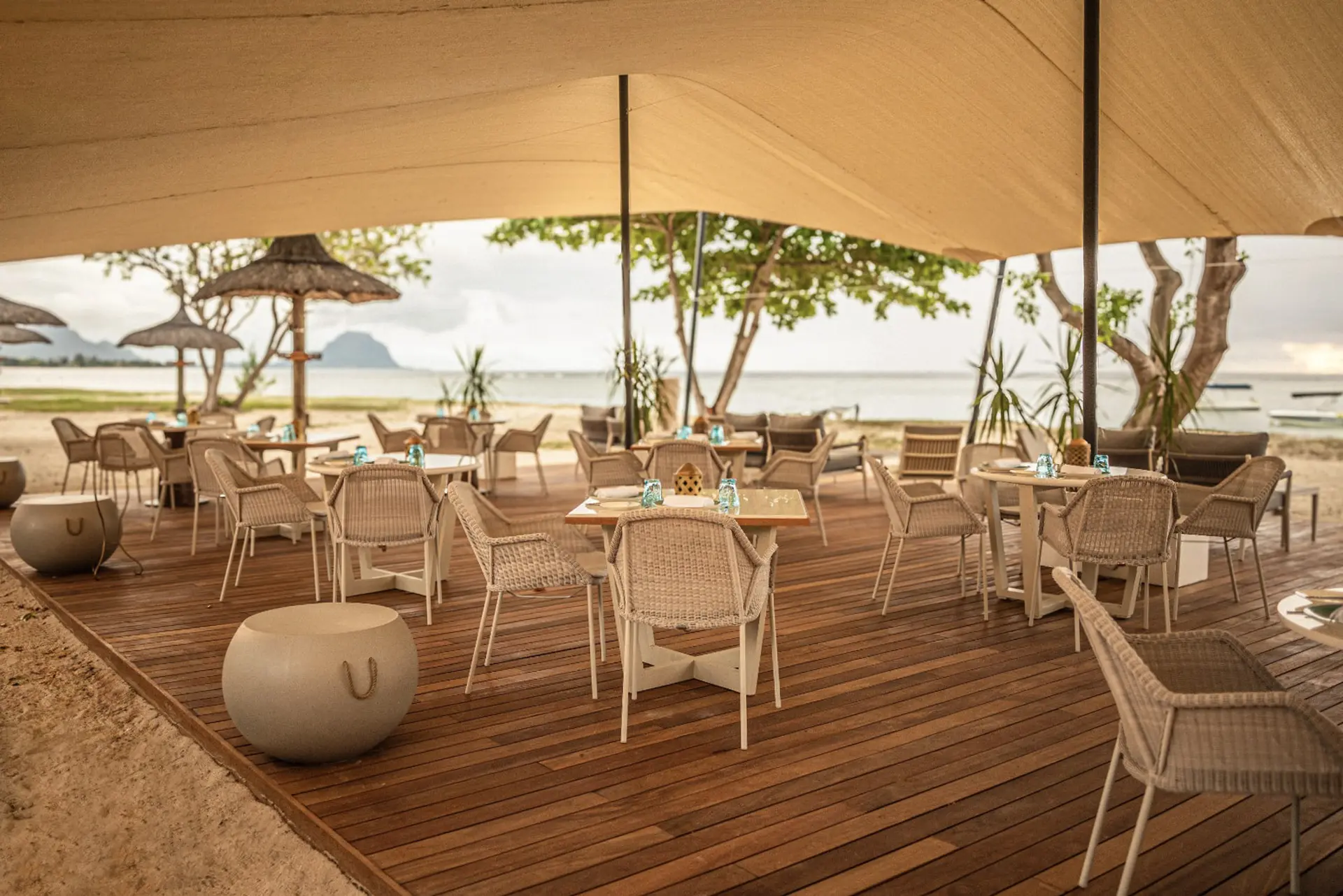 Morgenlys og morgenmad på restauranten ved stranden på Maradiva Villas Resort & Spa, Mauritius