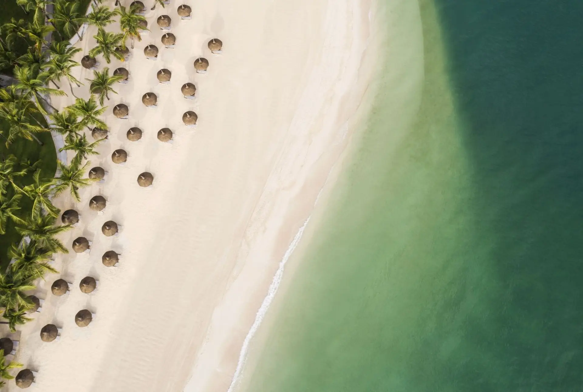Luftfoto af solsenge på strand på One&Only Le Saint Géran-Ocean Suite, Mauritius