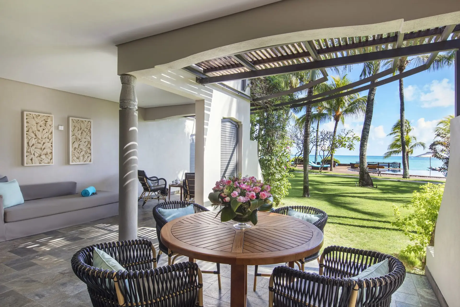 Slap af på verandaen i jeres Palm Suite på på Royal Palm Beachcomber Luxury, Mauritius