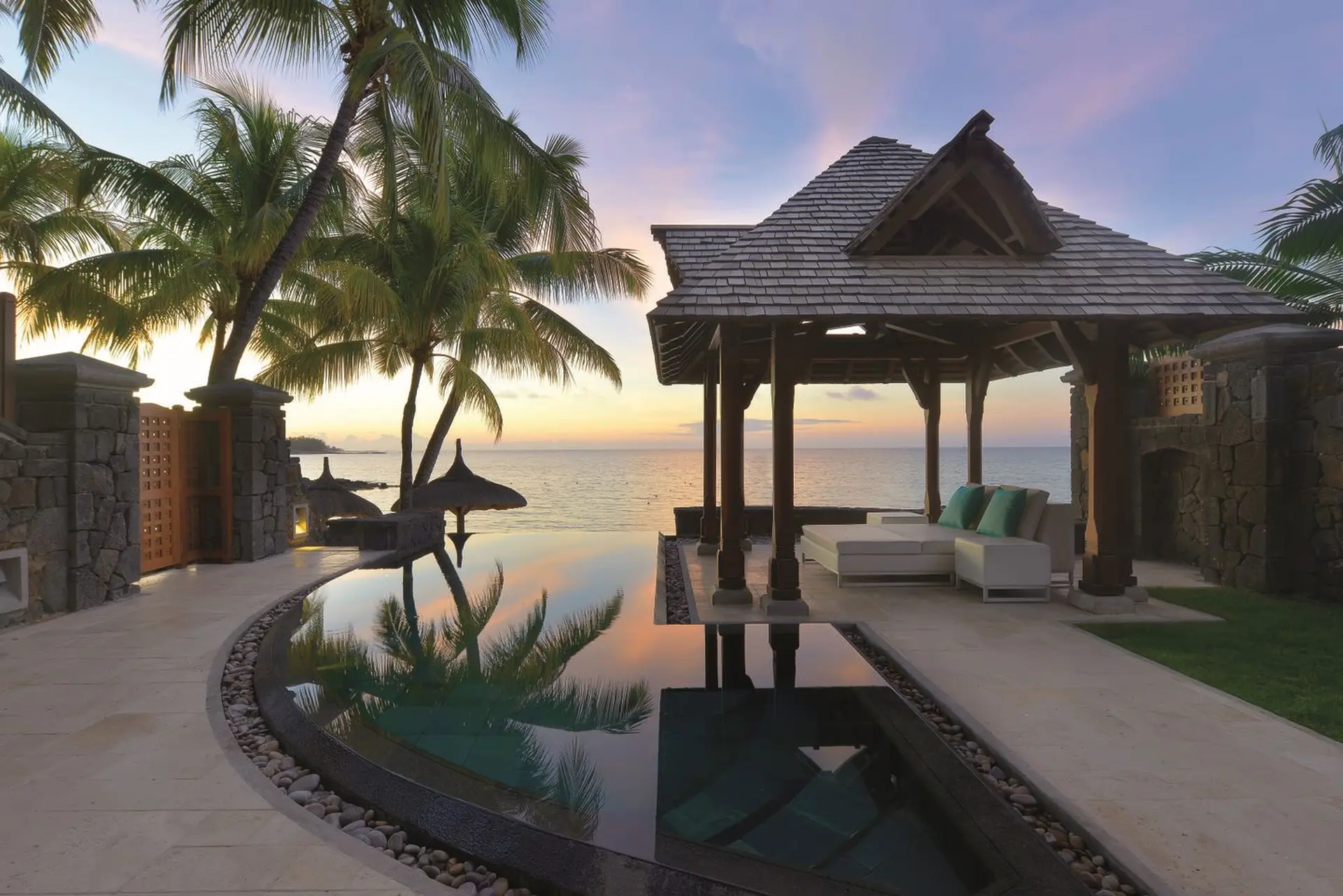 Privat pool og strandpavillon i Royal Suite på Royal Palm Beachcomber Luxury, Mauritius