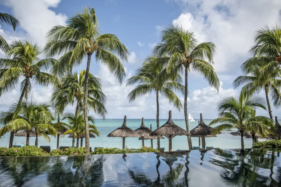 Nyd udsigten over havet fra infinitypoolen på Royal Palm Beachcomber Luxury, Mauritius