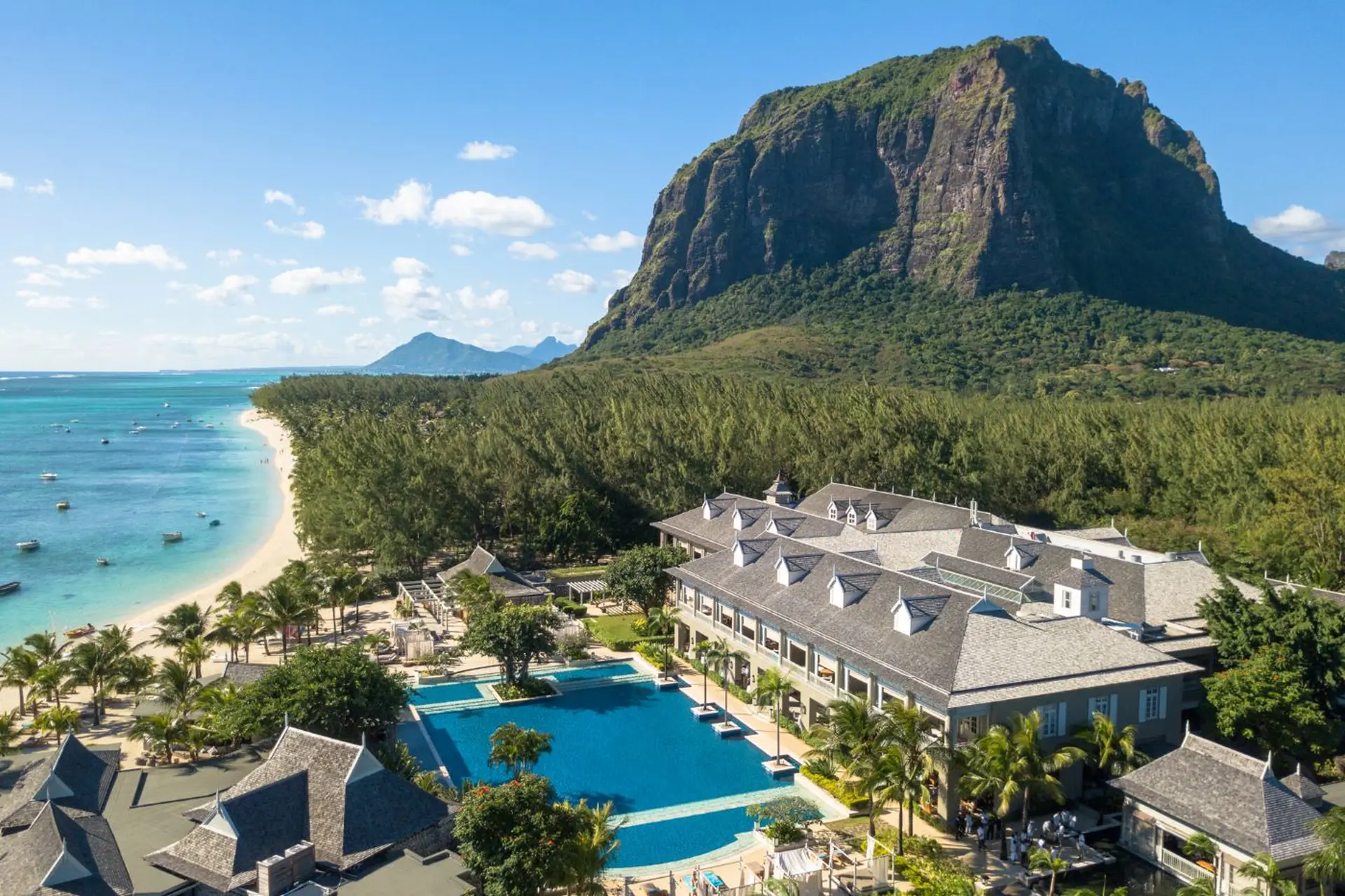 Luftfoto af resortet med La Morne i baggrunden af The St. Regis Le Morne Resort, Mauritius