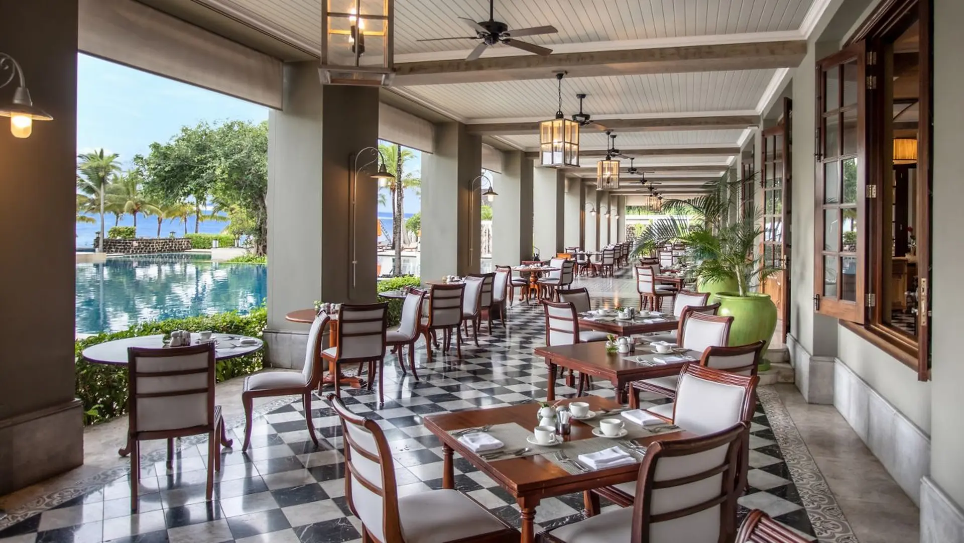 Spis en let bid ved poolen på The St. Regis Le Morne Resort, Mauritius