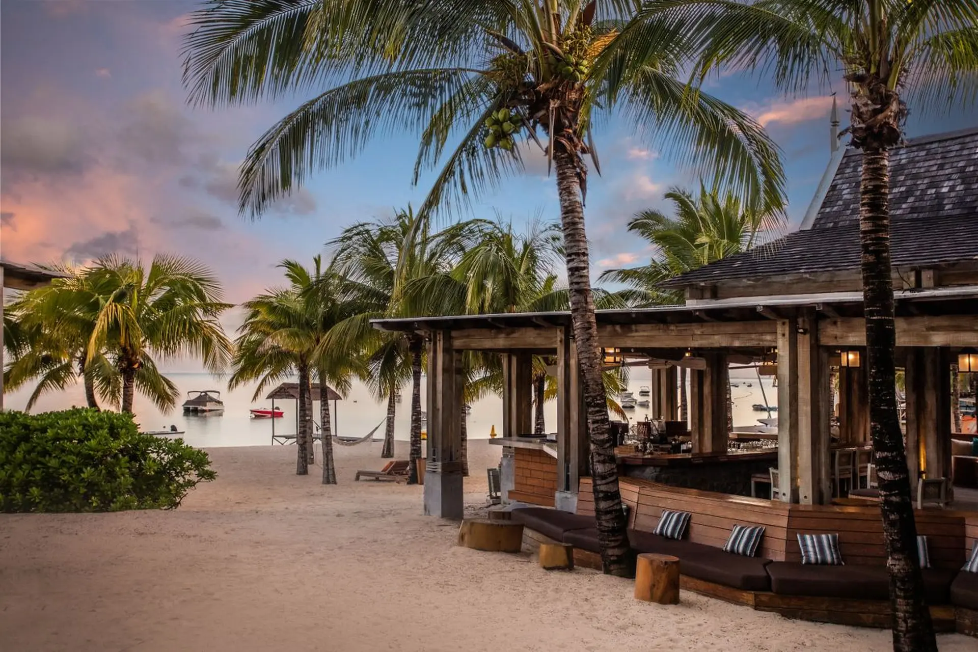 Aftenstemning i strandloungen på The St. Regis Le Morne Resort, Mauritius
