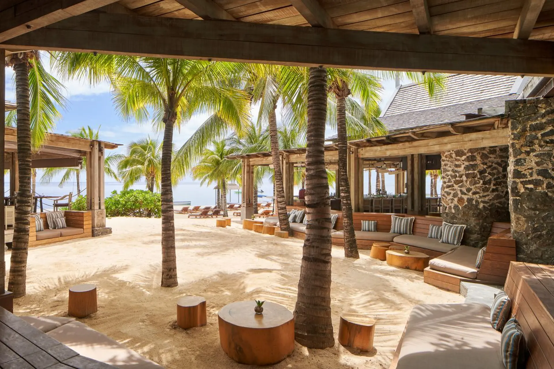 Nyd lidt skygge i strandloungen på The St. Regis Le Morne Resort, Mauritius