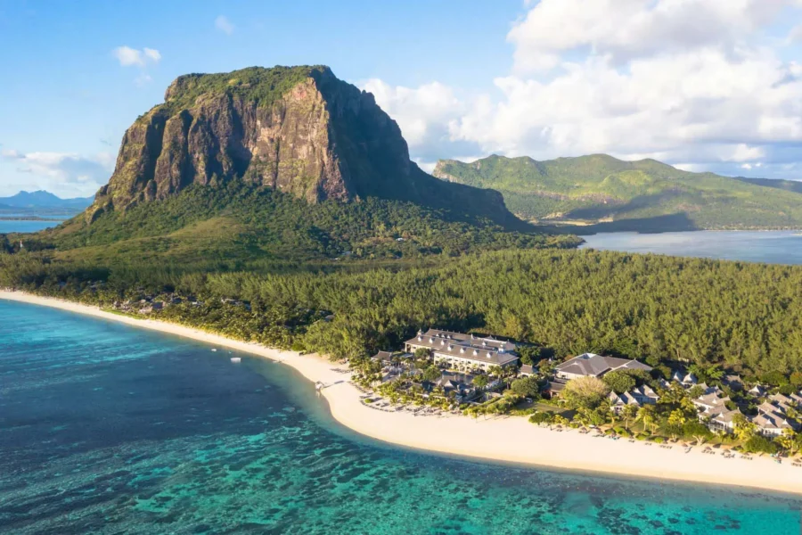 Luftfoto af bjerget La Morne foran The St. Regis Le Morne Resort, Mauritius