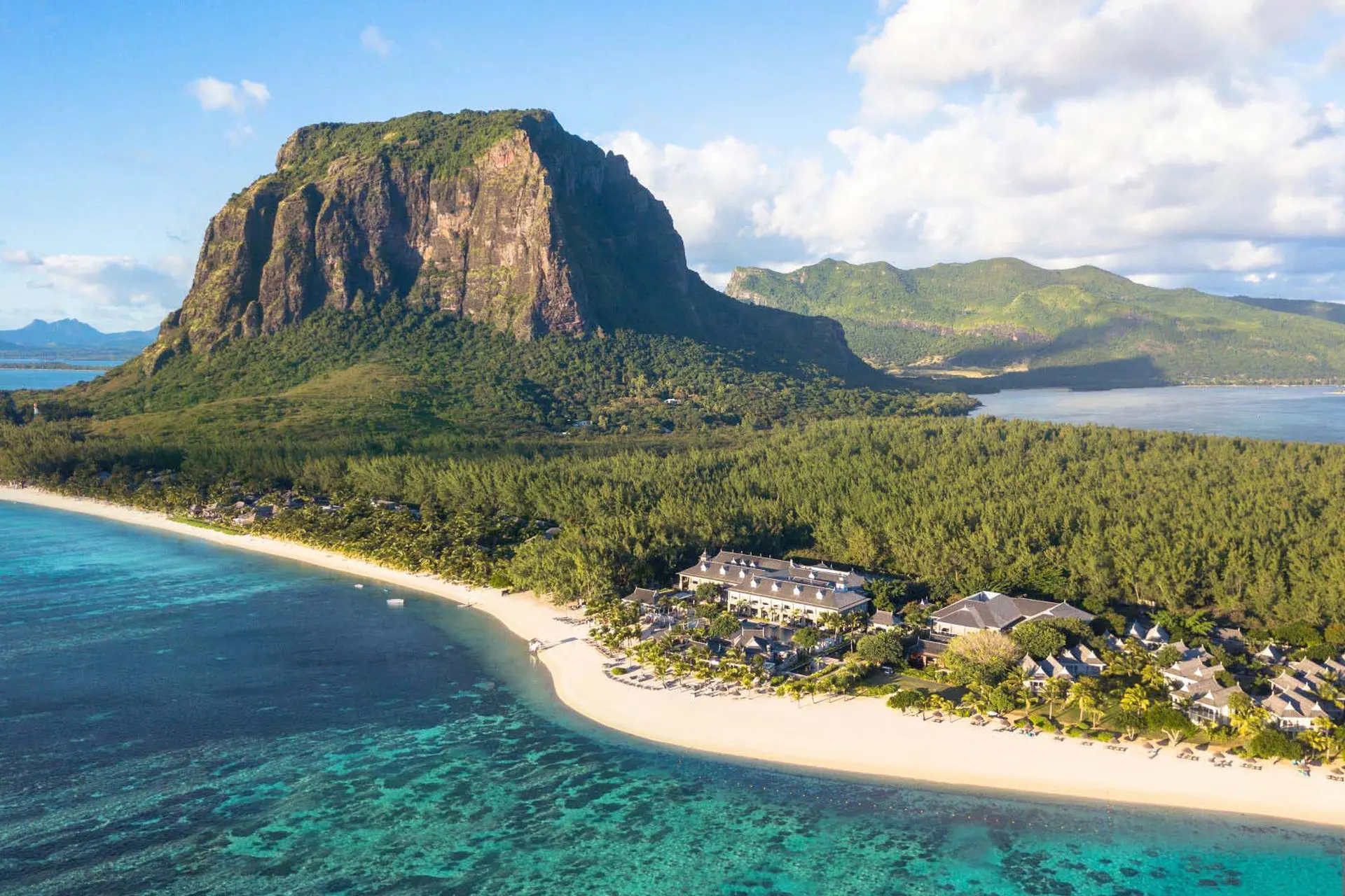 Luftfoto af bjerget La Morne foran The St. Regis Le Morne Resort, Mauritius