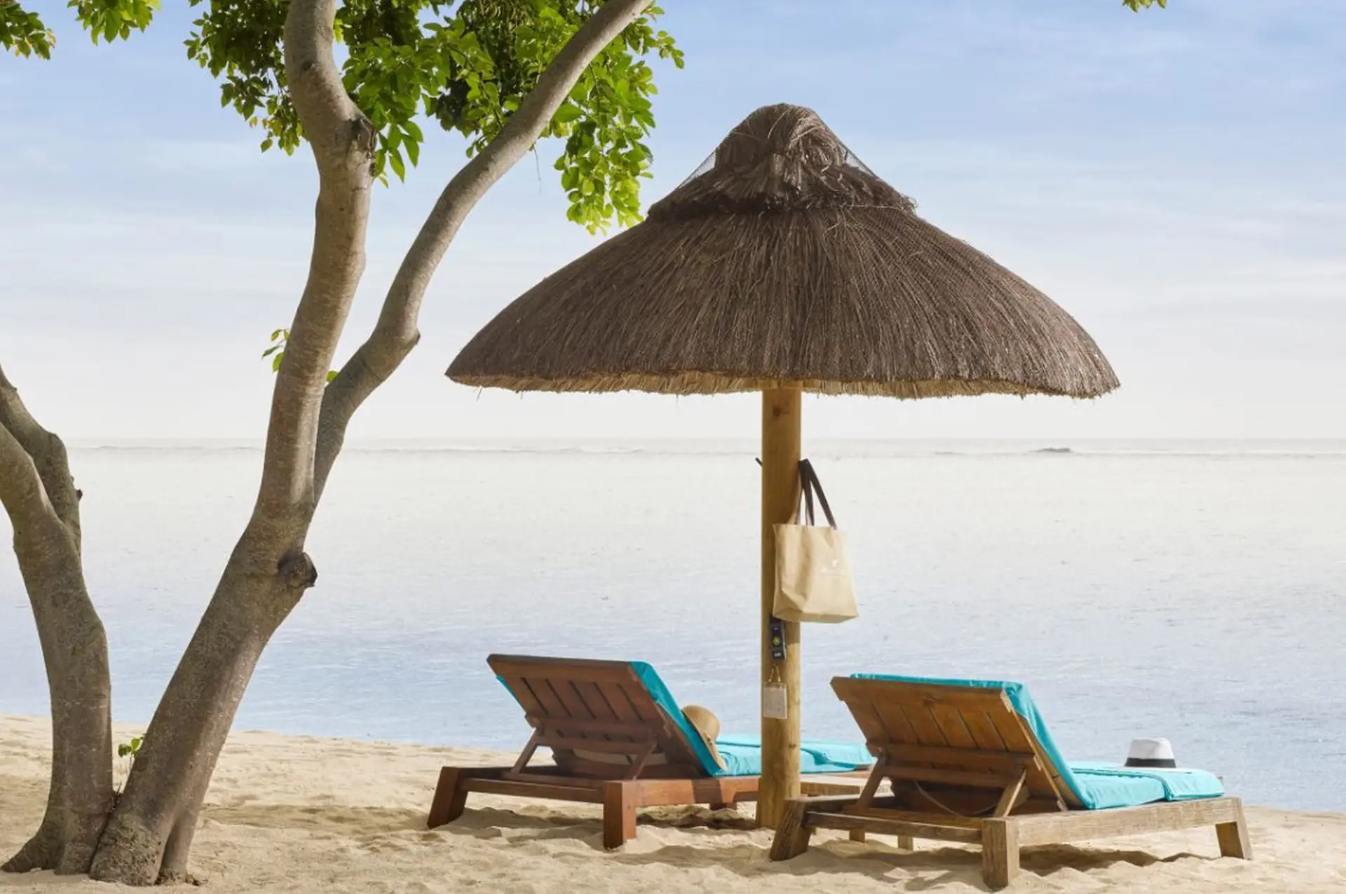 Solsenge på stranden på The St. Regis Le Morne Resort, Mauritius