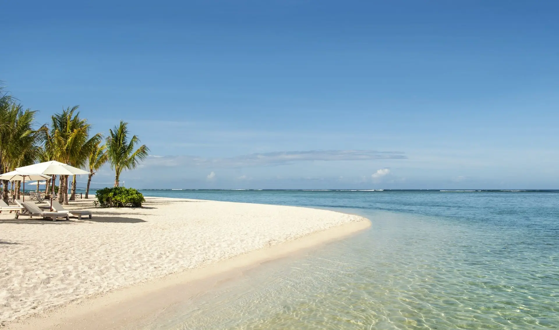 Solsenge i vandkanten på The St. Regis Le Morne Resort, Mauritius
