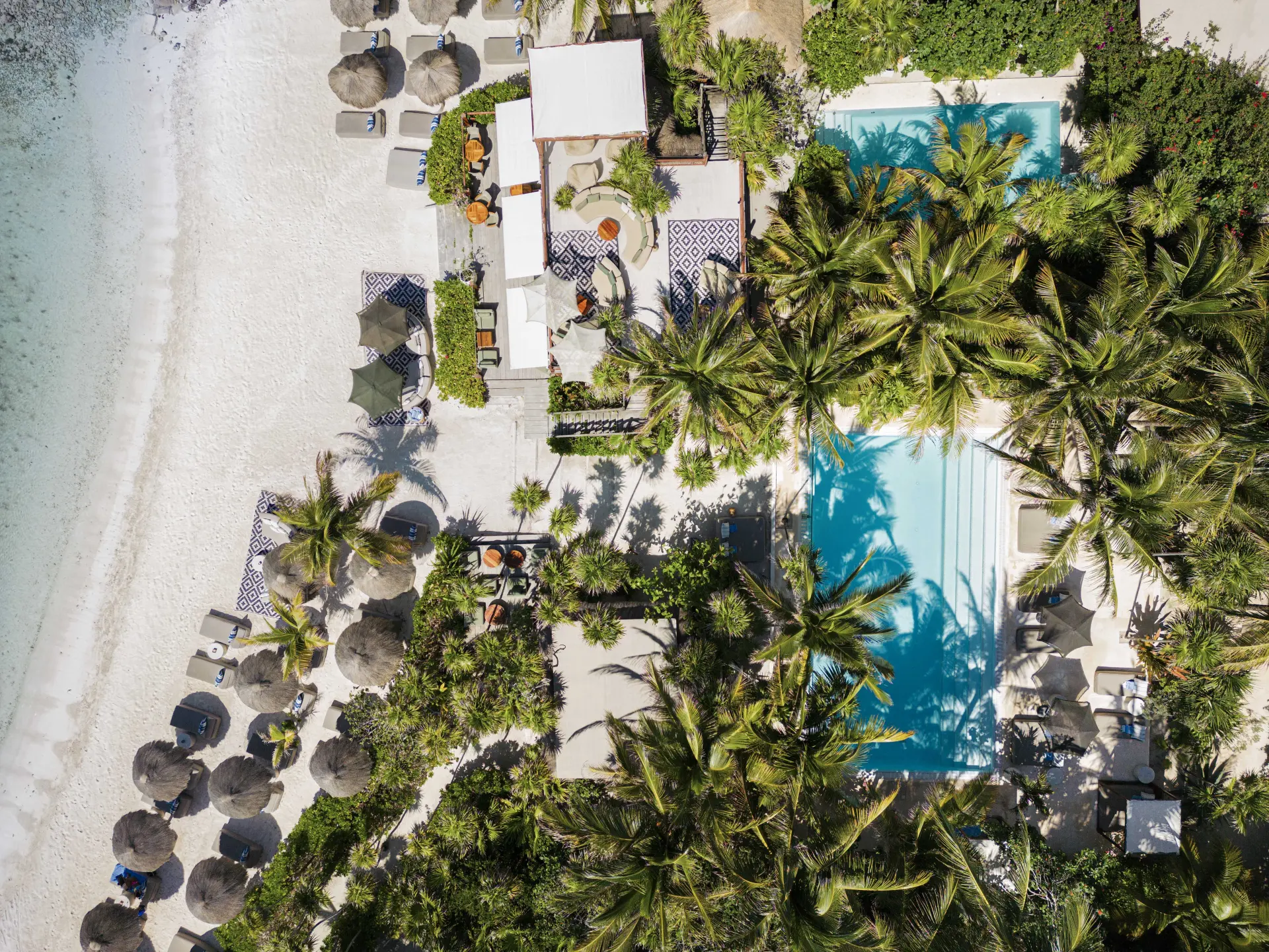 Pool område, lounge og stranden ved Jashita Hotel Tulum, Mexico